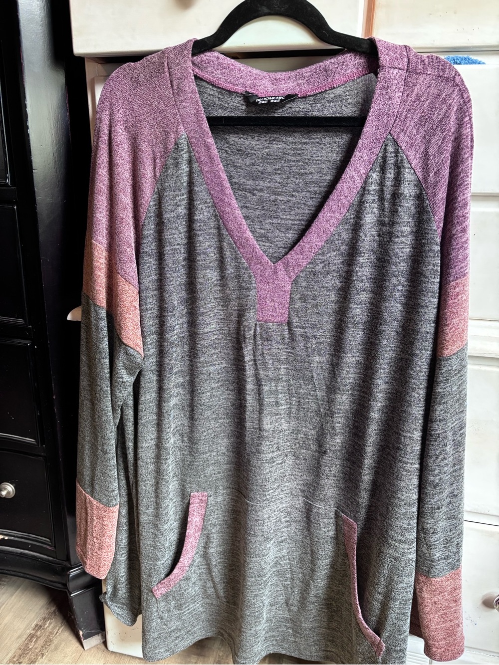 BloomChic Gray and Mauve V-Neck Raglan Pullover